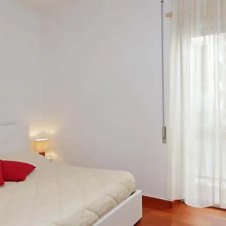 Modern Apartment Near Metro Malatesta With Balcony & Wi-Fi-3